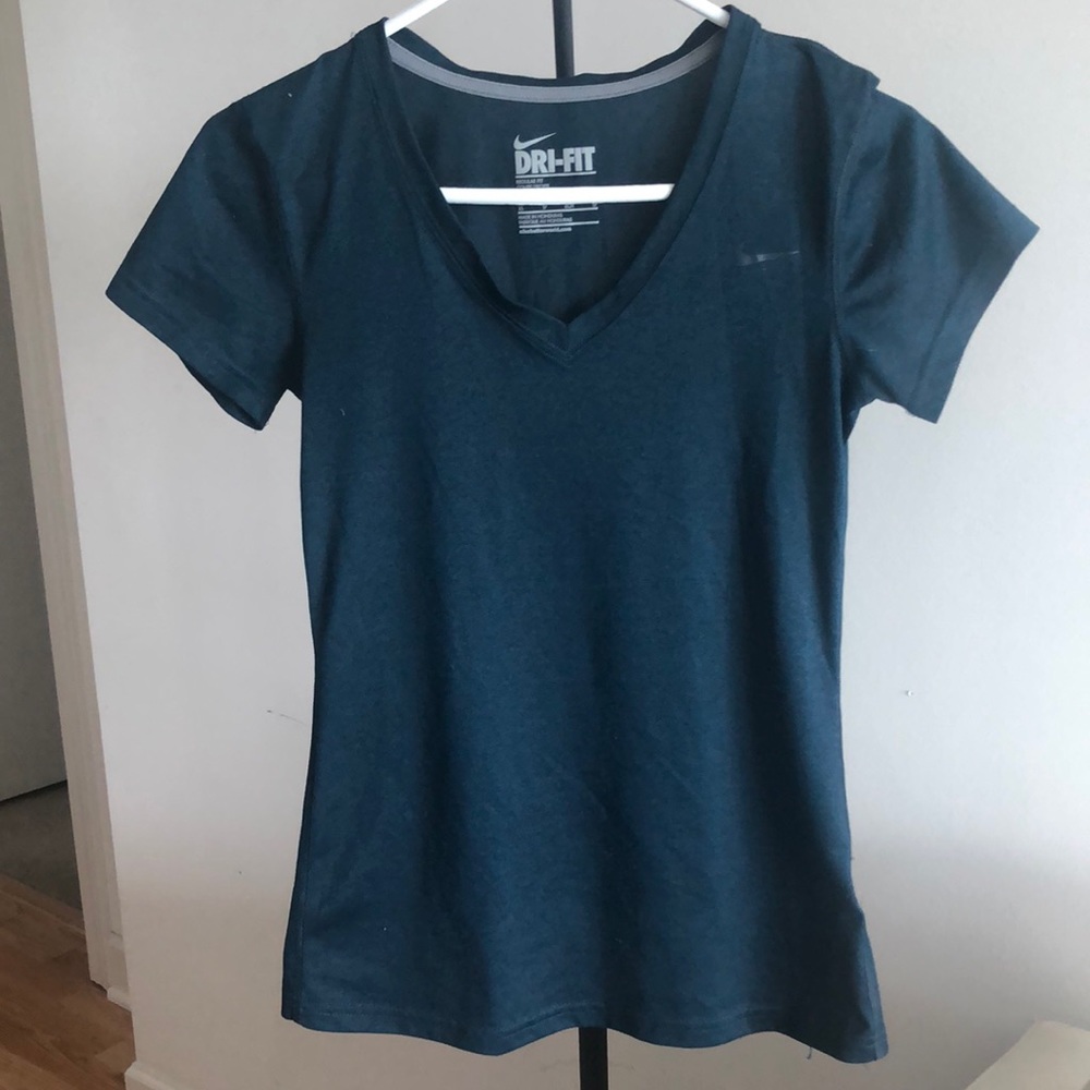 Nike Dri-Fit v-neck shirt - size XS